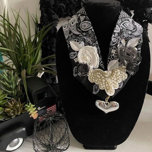 Necklace ( Box A ) - Picture 1 of 3